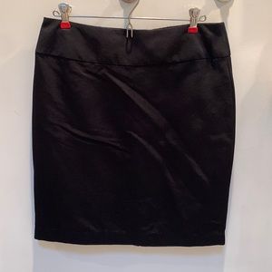 Banana Republic black size 8 never worn tags on back zip 22” length 16” waist.